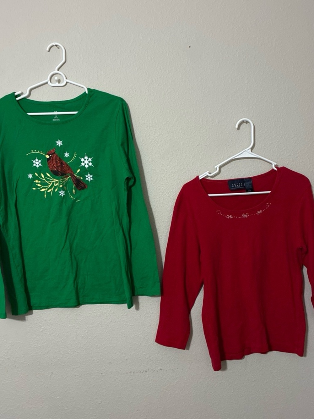 Crazy Horse red snowflake & Green Cardinal Graphic women’s Long-Sleeve Shirt